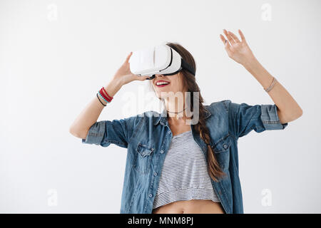 Donna attraente sperimentando la tecnologia vr Foto Stock