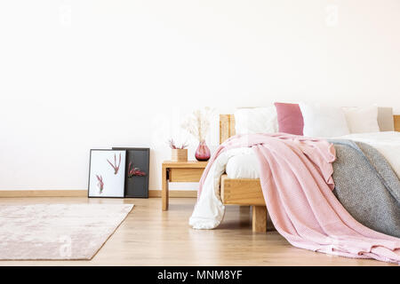 Letto king size in un bianco minimalista e monocromatico interno camera da letto Foto Stock