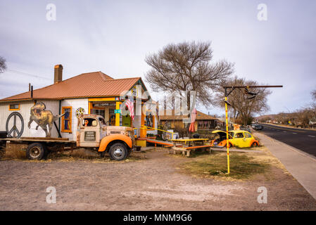 Vecchia auto abbandonata presso un negozio di souvenir sul percorso 66 in Arizona Foto Stock