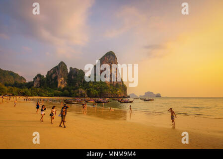 I turisti il resto al Railay Beach prima del tramonto Foto Stock