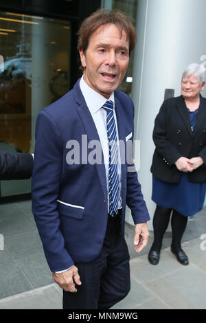 Cliff Richard visto lasciare i rotoli costruzione alta corte al terzo giorno di sueing la BBC per danni - Londra dotata: Cliff Richard dove: Londra, Regno Unito quando: 17 Apr 2018 Credit: WENN.com Foto Stock