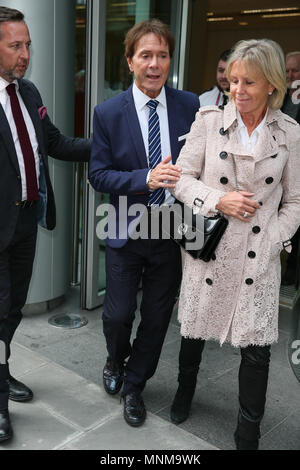 Cliff Richard visto lasciare i rotoli costruzione alta corte al terzo giorno di sueing la BBC per danni - Londra dotata: Cliff Richard dove: Londra, Regno Unito quando: 17 Apr 2018 Credit: WENN.com Foto Stock