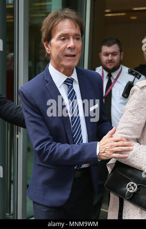 Cliff Richard visto lasciare i rotoli costruzione alta corte al terzo giorno di sueing la BBC per danni - Londra dotata: Cliff Richard dove: Londra, Regno Unito quando: 17 Apr 2018 Credit: WENN.com Foto Stock