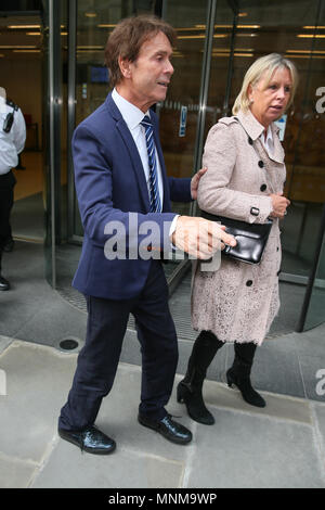 Cliff Richard visto lasciare i rotoli costruzione alta corte al terzo giorno di sueing la BBC per danni - Londra dotata: Cliff Richard dove: Londra, Regno Unito quando: 17 Apr 2018 Credit: WENN.com Foto Stock