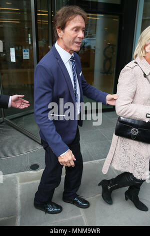 Cliff Richard visto lasciare i rotoli costruzione alta corte al terzo giorno di sueing la BBC per danni - Londra dotata: Cliff Richard dove: Londra, Regno Unito quando: 17 Apr 2018 Credit: WENN.com Foto Stock