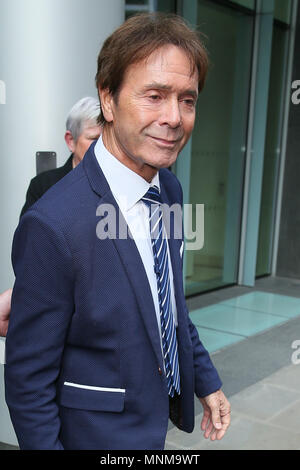 Cliff Richard visto lasciare i rotoli costruzione alta corte al terzo giorno di sueing la BBC per danni - Londra dotata: Cliff Richard dove: Londra, Regno Unito quando: 17 Apr 2018 Credit: WENN.com Foto Stock