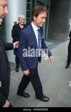 Cliff Richard visto lasciare i rotoli costruzione alta corte al terzo giorno di sueing la BBC per danni - Londra dotata: Cliff Richard dove: Londra, Regno Unito quando: 17 Apr 2018 Credit: WENN.com Foto Stock