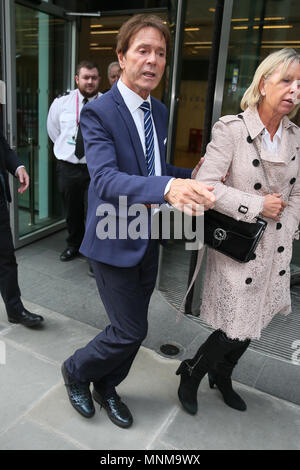 Cliff Richard visto lasciare i rotoli costruzione alta corte al terzo giorno di sueing la BBC per danni - Londra dotata: Cliff Richard dove: Londra, Regno Unito quando: 17 Apr 2018 Credit: WENN.com Foto Stock