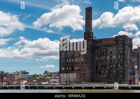 New York, Stati Uniti d'America - 27 Maggio 2017: gli abbandonati Domino raffineria di zucchero in Williansburg, Brooklyn. Foto Stock