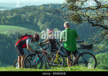 Gruppo di famiglia bikers sulla Wielka (grande) Czantoria pendenza in Slesia Beskids vicino alla città di Ustron, Polonia. Foto Stock