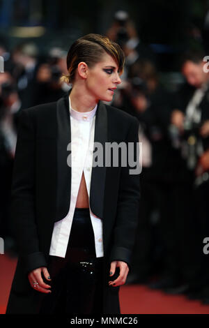 Cannes, Francia. Il 17 maggio 2018. Il membro della giuria e attrice americana Kristen Stewart pone sul tappeto rosso durante la premiere del film 'coltello Cuore '(ONU Couteau Dans Le Coeur) al 71esimo Festival Internazionale del Cinema di Cannes a Cannes, Francia, il 17 maggio 2018. La settantunesima Festival Internazionale del Cinema di Cannes si terrà dal 8 Maggio al 19 maggio. Credito: Luo Huanhuan/Xinhua/Alamy Live News Foto Stock