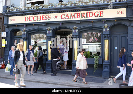 Windsor, Berkshire, Regno Unito . Il 17 maggio 2018. La Duchessa di Cambridge pub con cartone cut-outs di S.A.R. il principe Harry (Galles) e Meghan Markle come continuano i preparativi in Windsor come una prova per il Royal Wedding tra S.A.R. il principe Harry (Galles) e Meghan Markle. Royal Wedding di prove, Windsor, Berkshire, il 17 maggio 2018. Credito: Paolo Marriott/Alamy Live News Foto Stock