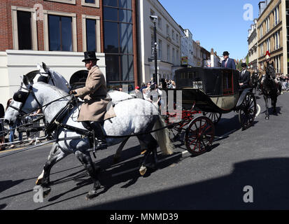 Windsor, Berkshire, Regno Unito . Il 17 maggio 2018. Il carrello fa il suo modo attraverso il centro della città come continuano i preparativi in Windsor come una prova per il Royal Wedding tra S.A.R. il principe Harry (Galles) e Meghan Markle. Royal Wedding di prove, Windsor, Berkshire, il 17 maggio 2018. Credito: Paolo Marriott/Alamy Live News Foto Stock