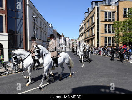 Windsor, Berkshire, Regno Unito . Il 17 maggio 2018. Il carrello fa il suo modo attraverso il centro della città come continuano i preparativi in Windsor come una prova per il Royal Wedding tra S.A.R. il principe Harry (Galles) e Meghan Markle. Royal Wedding di prove, Windsor, Berkshire, il 17 maggio 2018. Credito: Paolo Marriott/Alamy Live News Foto Stock