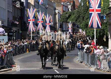 Windsor, Berkshire, Regno Unito . Il 17 maggio 2018. La processione fa il suo modo attraverso il centro della città come continuano i preparativi in Windsor come una prova per il Royal Wedding tra S.A.R. il principe Harry (Galles) e Meghan Markle. Royal Wedding di prove, Windsor, Berkshire, il 17 maggio 2018. Credito: Paolo Marriott/Alamy Live News Foto Stock