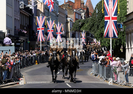 Windsor, Berkshire, Regno Unito . Il 17 maggio 2018. La processione fa il suo modo attraverso il centro della città come continuano i preparativi in Windsor come una prova per il Royal Wedding tra S.A.R. il principe Harry (Galles) e Meghan Markle. Royal Wedding di prove, Windsor, Berkshire, il 17 maggio 2018. Credito: Paolo Marriott/Alamy Live News Foto Stock