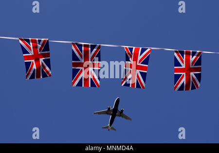 Windsor, Berkshire, Regno Unito . Il 17 maggio 2018. Un aereo ad alta al di sopra di Unione Jack bunting davanti a una prova per il Royal Wedding tra S.A.R. il principe Harry (Galles) e Meghan Markle. Royal Wedding di prove, Windsor, Berkshire, il 17 maggio 2018. Credito: Paolo Marriott/Alamy Live News Foto Stock