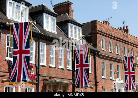 Windsor, Berkshire, Regno Unito. Il 17 maggio 2018. WINDSOR, Regno Unito - 17 Maggio 2018: Union Jack appendere bandiere da costruire in Windsor per il Royal Wedding Credito: goccia di inchiostro/Alamy Live News Foto Stock