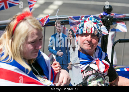 Windsor, Berkshire, Regno Unito. Il 17 maggio 2018. Le persone iniziano ad arrivare a Windsor in avanti delle nozze reali del principe Harry e Meghan Markle Credito: goccia di inchiostro/Alamy Live News Foto Stock