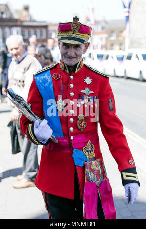 Windsor, Berkshire, Regno Unito. Il 17 maggio 2018. Le persone iniziano ad arrivare a Windsor in avanti delle nozze reali del principe Harry e Meghan Markle Credito: goccia di inchiostro/Alamy Live News Foto Stock