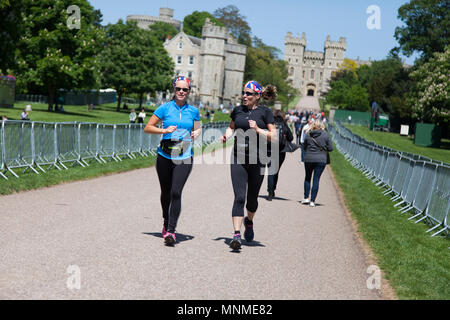 Windsor, Berkshire, Regno Unito. Il 17 maggio 2018. Le persone iniziano ad arrivare a Windsor in avanti delle nozze reali del principe Harry e Meghan Markle Credito: goccia di inchiostro/Alamy Live News Foto Stock