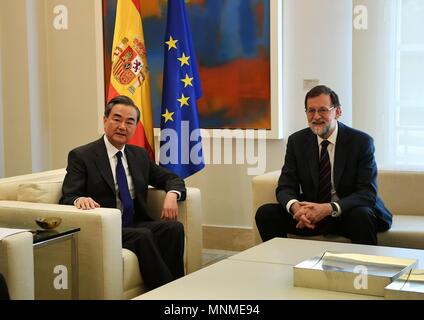 Madrid, Spagna. Il 17 maggio 2018. Il Primo Ministro spagnolo Mariano Rajoy (R) incontra cinese con il Consigliere di Stato e Ministro degli Esteri Wang Yi a Madrid, Spagna, 17 maggio 2018. Credito: Guo Qiuda/Xinhua/Alamy Live News Foto Stock