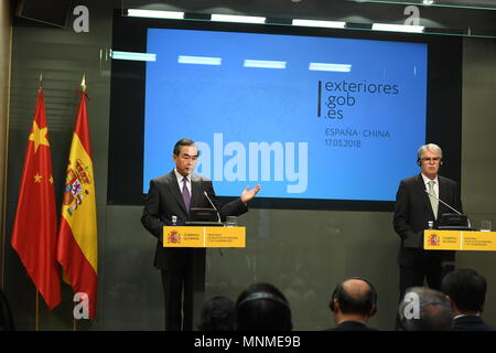 Madrid, Spagna. Il 17 maggio 2018. Cinese il consigliere di Stato e Ministro degli Esteri Wang Yi (L) e spagnolo per gli affari esteri e la cooperazione il Ministro Alfonso Dastis tenere una conferenza stampa congiunta dopo la riunione a Madrid, Spagna, 17 maggio 2018. Credito: Guo Qiuda/Xinhua/Alamy Live News Foto Stock