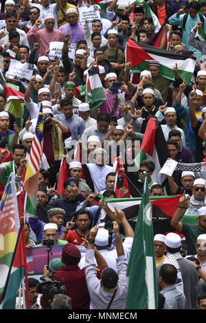 Kuala Lumpur, Malesia. 18 Maggio, 2018. Più di un centinaio i musulmani malaysiani protestano contro l abuso di palestinesi nella striscia di Gaza e le proteste contro il trasferimento dell'ambasciata statunitense a Gerusalemme al di fronte all'ambasciata degli Stati Uniti in Malesia a Kuala Lumpur, il 18 maggio 2018. Credito: Chris Jung/ZUMA filo/Alamy Live News Foto Stock