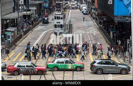 Febbraio 24, 2018 - Hong Kong, Hong Kong, Cina - HONG KONG,RAS DI HONG KONG, CINA. Il 24 febbraio 2018.Il traffico tram e taxi di Central Hong Kong. Il bivio di Pedder Street e Des Voeux Road Central. Guardando ad ovest lungo Des Voeux Road.Photo Jayne Russell (credito Immagine: © Jayne Russell via ZUMA filo) Foto Stock