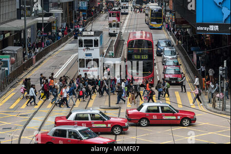 Febbraio 24, 2018 - Hong Kong, Hong Kong, Cina - HONG KONG,RAS DI HONG KONG, CINA. Il 24 febbraio 2018.Il traffico tram e taxi di Central Hong Kong. Il bivio di Pedder Street e Des Voeux Road Central. Guardando ad ovest lungo Des Voeux Road.Photo Jayne Russell (credito Immagine: © Jayne Russell via ZUMA filo) Foto Stock