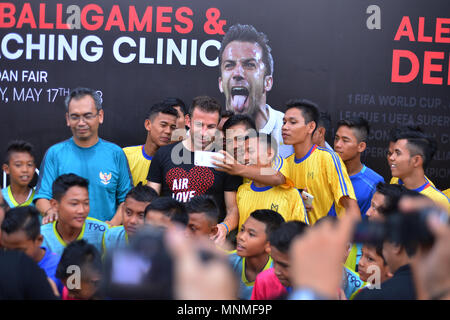 Ex calcio italiano player Alessandro Del Piero visto prendendo un selfie con giovani calciatori di Medan. Del Piero ha visitato Medan per promuovere il calcio e raccogliere fondi per aiutare le persone colpite dal monte Vulcano Sinabung incidente. Il Sinabung ultima eruzione del vulcano è stata registrata su Febbraio 19th, 2018 dopo essere scattato 4.3 miglia di cenere nel cielo. Il 2460 metri di Vulcano è uno dei più attivi nel paese. Foto Stock