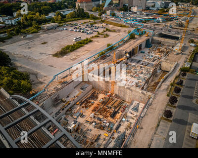 Berlino, Germania. 16 Maggio, 2018. Il cantiere per la costruzione del muro di Berlino Stadtautobahn A100 in Neukölln, Treptow, Friedrichshain e Lichtenberg il 16 maggio 2018 a Berlino, Germania. Credito: picture alliance/Robert Schlesinger | in tutto il mondo di utilizzo/dpa/Alamy Live News Foto Stock