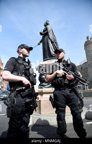 Polizia armata al di fuori del Castello di Windsor Credito: Finnbarr Webster/Alamy Live News Foto Stock