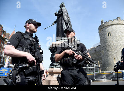 Polizia armata al di fuori del Castello di Windsor Credito: Finnbarr Webster/Alamy Live News Foto Stock