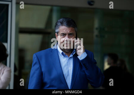 Bruxelles, Belgio. Il 18 maggio 2018. Il tedesco ex Ministro federale per gli Affari Esteri Sigmar Gabriel parla al telefono come egli arriva alla sede centrale della Commissione europea a partecipare a una riunione. Alexandros Michailidis/Alamy Live News Foto Stock