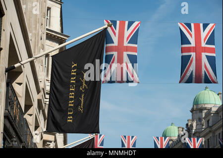 Il West End di Londra, Regno Unito. 18 Maggio, 2018. Royal Wedding festeggiamenti tra i dettaglianti a Londra il premier strade dello shopping del West End il giorno prima del grande evento in Windsor, bandiere volare nel cielo blu al Burberry store in Regent Street. Credito: Malcolm Park/Alamy Live News. Foto Stock