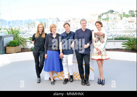 Cannes, Cannes International Film Festival di Cannes. Il 10 maggio, 2018. Il presidente di cortometraggi e giuria Cinefondation, direttore francese Bertrand Bonello (C), insieme con gli altri membri della giuria, pongono durante un photocall della settantunesima Cannes International Film Festival di Cannes, Francia il 10 maggio 2018. La settantunesima Festival Internazionale del Cinema di Cannes si terrà dal 8 Maggio al 19 maggio. Credito: Chen Yichen/Xinhua/Alamy Live News Foto Stock