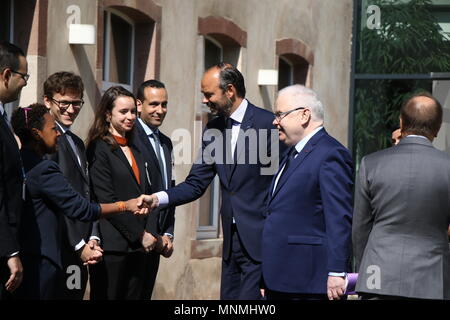 Strasburgo, Francia. 18 Maggio, 2018. Il Primo ministro francese Edouard Philippe Incontra persone come lui è accolto dal direttore di ENA Patrick Gerard (R) durante una visita a ENA (Scuola nazionale di amministrazione) a Strasburgo. Credito: SOPA Immagini limitata/Alamy Live News Foto Stock