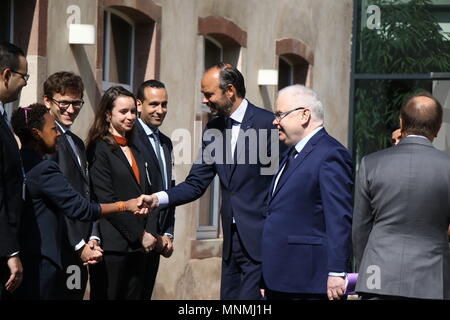 Strasburgo, Francia. 18 Maggio, 2018. Il Primo ministro francese Edouard Philippe Incontra persone come lui è accolto dal direttore di ENA Patrick Gerard (R) durante una visita a ENA (Scuola nazionale di amministrazione) a Strasburgo. Credito: Elyxandro Cegarra SOPA/images/ZUMA filo/Alamy Live News Foto Stock