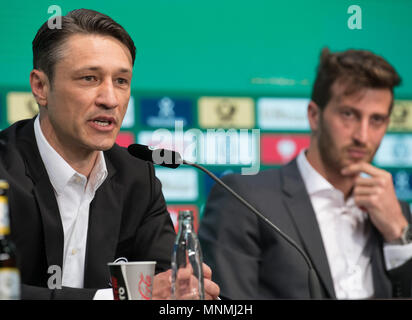 Berlino, Germania. 18 maggio 2018, Germania Berlino: Niko Kovac (L) formatore di Eintracht Francoforte, parla nel corso di una conferenza stampa del tedesco della Football Association Cup finale tra FC Bayern Monaco e Eintracht Francoforte sul Meno, il 19 maggio 2018. David Abramo, capitano della squadra e giocatore di difesa di Eintracht Francoforte, si siede accanto a lui. Foto: Soeren Stache/dpa Credito: dpa picture alliance/Alamy Live News Foto Stock