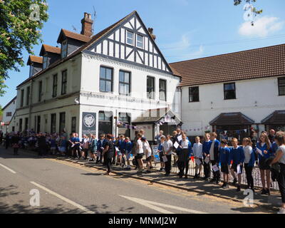 Eastchurch, Kent, Regno Unito. Il 18 maggio 2018. Pioniere dell'aviazione rispetto: celebrazione annuale della Isle of Sheppey come il luogo di nascita di aviazione britannica a Eastchurch Aviation Memorial. L'isola è stato scelto dai primi pionieri del volo nel Regno Unito, che ha stabilito la prima fabbrica di aviazione, la cronologia dei servizi del Royal Flying Corps (RFC), il Royal Naval Air Service (RNA) e Aero Club di Gran Bretagna. Organizzato dal Consiglio parrocchiale, RNA, FAAA, Swale consiglio, Chiesa di Tutti i Santi & Eastchurch scuola. Credito: James Bell/Alamy Live News Foto Stock