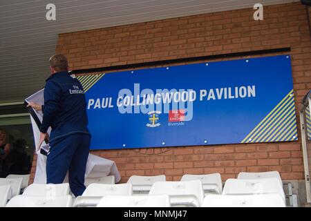 Crydon, Inghilterra, 18 maggio 2018. Paul Collingwood strappando via il coperchio per rivelare il nome scheda del Paul Collingwood padiglione presso l'Emirates Riverside. Credito: Colin Edwards/Alamy Live News. Foto Stock