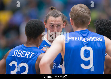 Francoforte, Deutschland. 15 Maggio, 2018. Marco Voeller (Skyliners, 33) discute con la Giordania Siberto (Skyliners, 32) e Richard Freudenberg (Skyliners, 9). | Utilizzo di credito in tutto il mondo: dpa/Alamy Live News Foto Stock