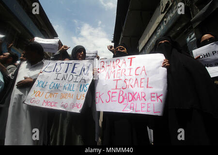 Srinagar, Jammu e Kashmir. 18 Maggio, 2018. Gli attivisti e membri della resistenza comune Leadership (JRL) del Kashmir tenere cartelli come gridano anti-Israele slogan durante la protesta a Srinagar la capitale estiva di Indiano Kashmir controllato il 18 maggio 2018. Più di 60 dimostranti palestinesi sono stati uccisi dopo che le forze israeliane hanno aperto il fuoco sulla frontiera Gaza il 14 maggio, che aveva montato a fianco del recinto per protestare contro il movimento degli Stati Uniti di ambasciata da Tel Aviv a Gerusalemme. Foto Stock