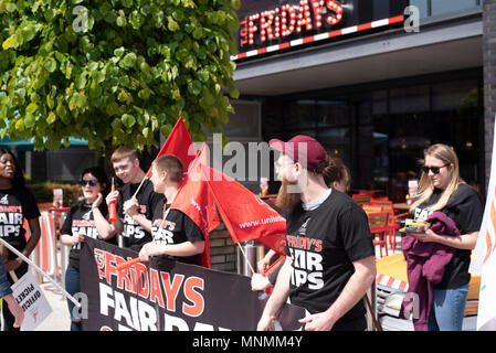 Milton Keynes, Regno Unito. Il 18 maggio 2018. In attesa personale al MK Stadium ramo di TGI Fridays formano una linea di picchetto nel primo in corso sulla serie di scioperi in una disputa sulle punte. Credito: David Isaacson/Alamy Live News Foto Stock