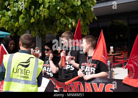 Milton Keynes, Regno Unito. Il 18 maggio 2018. In attesa personale al MK Stadium ramo di TGI Fridays formano una linea di picchetto nel primo in corso sulla serie di scioperi in una disputa sulle punte. Credito: David Isaacson/Alamy Live News Foto Stock