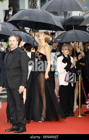 Cannes, Frankreich. 16 Maggio, 2018. Toni Garrn frequentando il "Burning/Beoning' premiere durante la settantunesima Cannes Film Festival presso il Palais des Festivals il 16 maggio 2018 a Cannes, Francia | Verwendung weltweit Credito: dpa/Alamy Live News Foto Stock