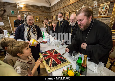 Londra, Regno Unito. 18 Maggio, 2018. Festa di compleanno per il Vescovo Matteo Gennady (destra) presso la chiesa russa di Knightsbridge che condivide lo stesso compleanno come Saint Nicholas II, l'ultimo zar di Russia. Il vescovo Matthew è stato resident pregiudiziale Arcivescovo della Chiesa della diocesi di Sourozh, dal dicembre 2017. Credito: Guy Corbishley/Alamy Live News Foto Stock