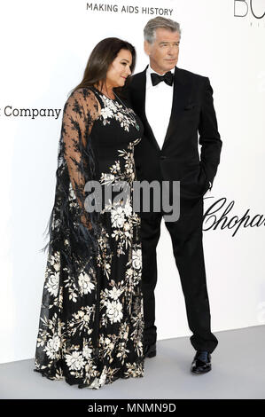 Pierce Brosnan con moglie Keely Shaye Smith frequentando l'amfAR il venticinquesimo Cinema contro Aids durante il gala 71st Cannes Film Festival a Hotel du Cap-Eden-Roc, 17 maggio 2018 a Antibes, Francia | Verwendung weltweit Foto Stock