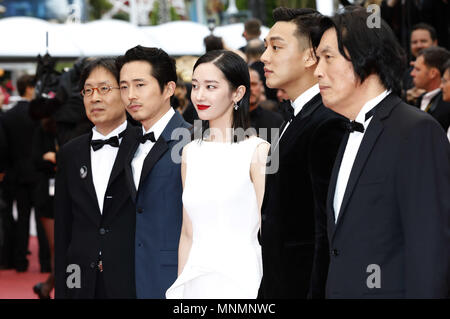 Produttore esecutivo Jun-dong Lee, attore Steven Yeun, attrice Jong-seo Jeon, attore Ah-in Yoo e direttore Chang-dong Lee frequentando il "Burning / Beoning' premiere durante la settantunesima Cannes Film Festival presso il Palais des Festivals il 16 maggio 2018 a Cannes, Francia | Verwendung weltweit Foto Stock